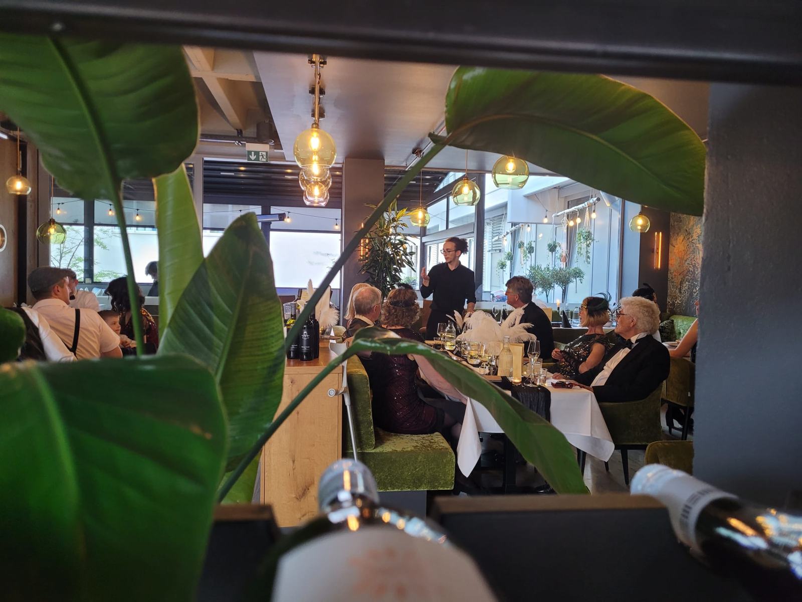 Crime & Dine: Schauspieler ermittelt zwischen den Gästen beim Krimidinner