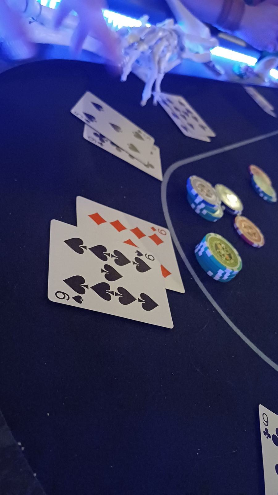 Spielkarten und Jetons beim Casino-Abend