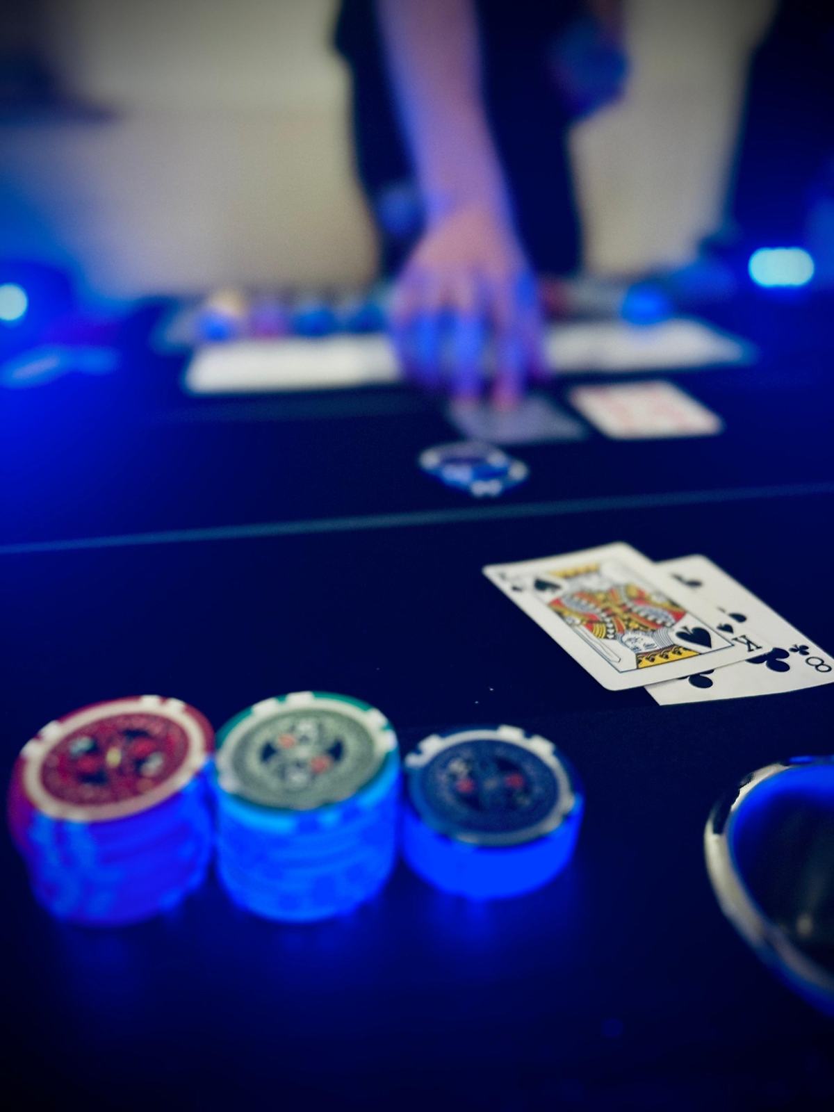 Jetons und Karten auf dem Pokertisch