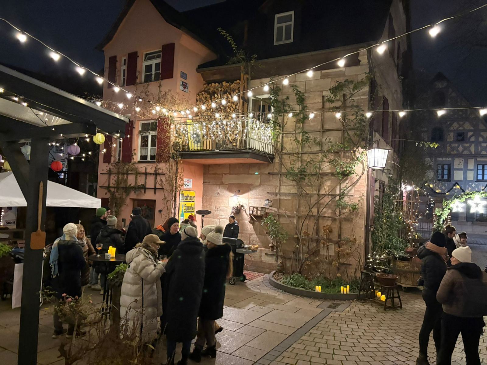 Weihnachtsfeier im Lichterhof mit Gästen an Stehtischen